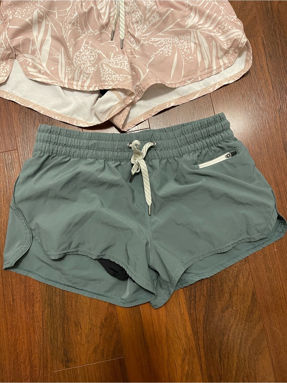 2 pairs of Vuori shorts - Picture 3 of 5
